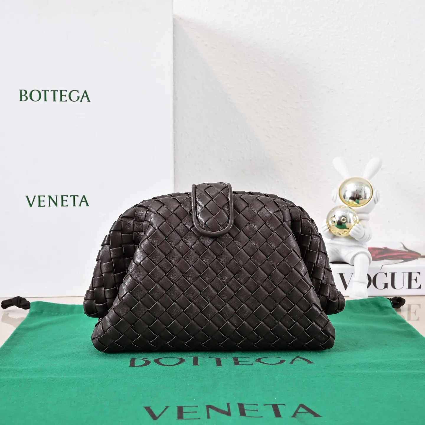 Batch 1880 BOTTEGA VENETA LAUREN 1980 small clutch bag is new! The small size that many people are squatting on is finally here. The self-adjustable zipper is a highlight of this bag. After being removed, it can be used as a handbag for important occasions. One bag unlocks two carrying methods at the same time. It is practical and has a unique sense of structure and beautiful lines. It is more elegant than a small cloud. It is a tribute to the classics and the pursuit of modernity. Style number: 4038 Size: 27*15*8cm
